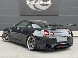 一気にワイルドになったリアビューです！リアバンパー下部に装着するリアフローティングディフューザーが存在感を発揮しています。三枚のフィンがGT-Rがスペシャリティカーであることを再認識させてくれます！