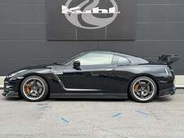 ブレンボブレーキが眩しいサイドビューです！サイドのエアロパーツはディフューザータイプのKRUISEシリーズが装着されています。純正サイドステップに取り付けるモデルでさりげないスポーティさを演出します。