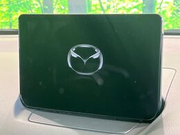 【8インチマツダコネクト】車内の雰囲気にマッチした大型のディスプレイ。スマホ接続でのナビ使用やBluetooth再生等、様々な機能が楽しめます。直感的なダイヤル操作が可能で、使い勝手も良好です。