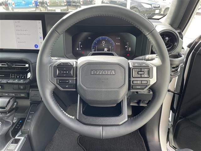 【ハンドル】軽い力で扱いやすいハンドルです。目立つ傷やスレなどなく綺麗な状態です！除菌プランいれていただくとさらに快適に！清潔なお車はお子様にも安心ですね！