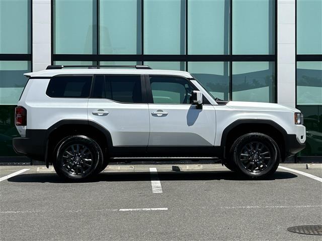 【右】商談ルームには「キッズスペース」を完備しています。DVD、ブロック、絵本、おままごとセット。お子様連れでも、ゆっくりとお車をお選びいただけます！