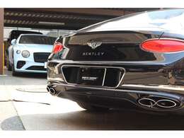 楕円形の4本出しマフラーで、V8らしい刺激的なエグゾースト音！リア3面フィルムも付いております