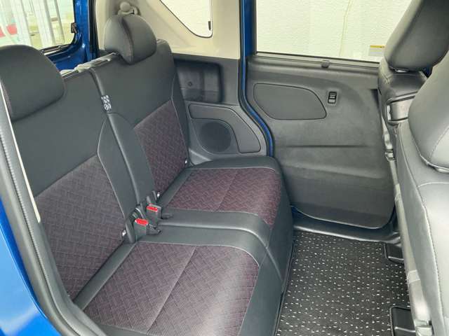 後席の足元空間はかなり広いです。ゆったり足を組んでリラックスできます。