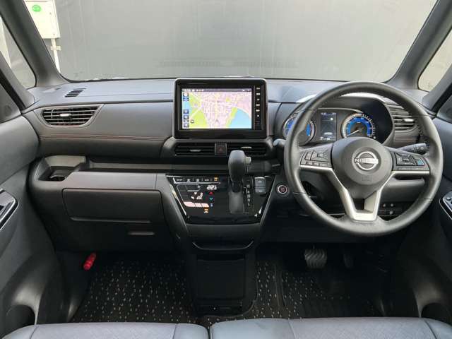 人気のベンチシート。女性に優しいUVカット付きで運転しやすく視界の広いの大きなフロントガラスです。