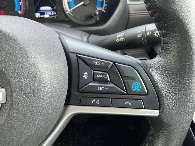 同一車線運転アシスト機能『プロパイロット』搭載。車間距離も見てくれるアダプティブクルーズコントロールとしても使えます。