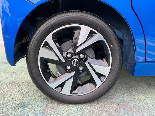 純正アルミホイーです。見た目も格好良いブラックポリッシュ！