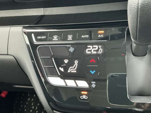 スマートフォンのように軽くタッチするだけで操作できるオートエアコンです。