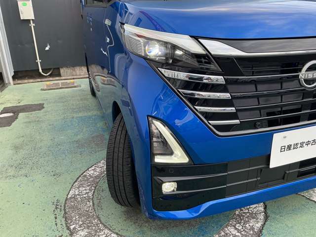 明るいLEDヘッドライトは対向車など検知して部分的にロービームになるアダプティブヘッドライトです。オートライト付きで消し忘れも安心です。