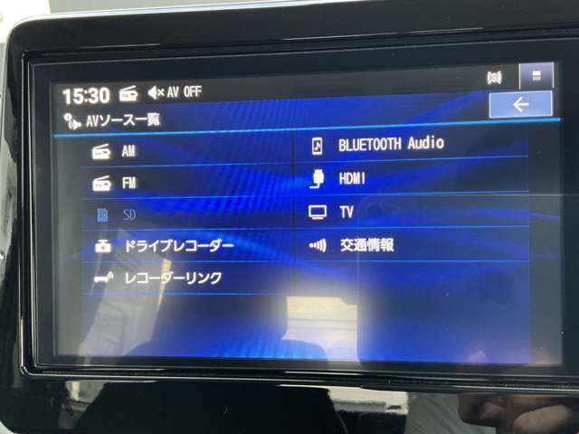 BluetoothやフルセグTV、スマホのミラーリングも出来るHDMIなどオーディオ機能も充実してます。