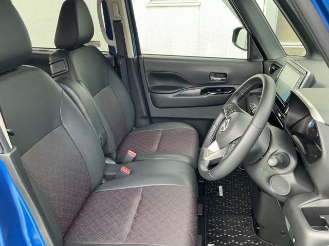 フロントシートはベンチタイプで広く、助手席からの乗降りも楽々です。