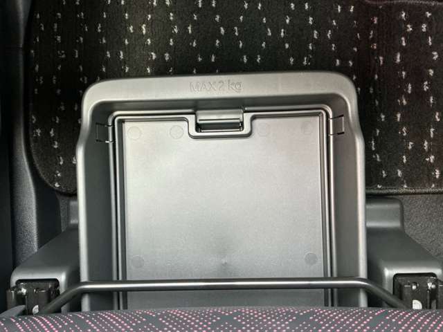 助手席シート下などたくさんの収納スペース付きです。