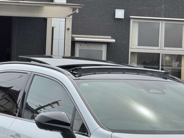 【ガラスルーフ】開放感たっぷりのガラスルーフが装着されています！車内に明かりを取り入れたり景色を楽しむのに、最適です！また、車内には遮光シェードが装備されておりますので、夏の暑い日でも快適に使えます！