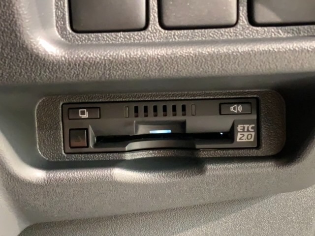 いまや快適なカーライフに欠かせないETCが付いています。