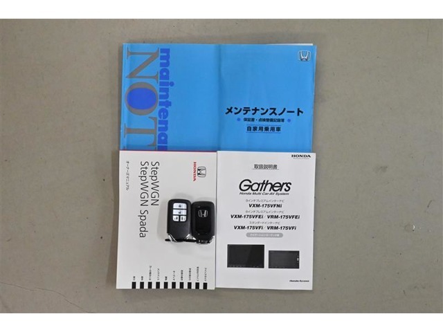 保証書・記録簿・取扱説明書と揃っていいます。キーの電池は新品にお取替えしてから納車させて頂きます。