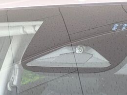 【ホンダセンシング】走行中に前方の車両等を認識し、衝突しそうな時は警報とブレーキで衝突回避と被害軽減をアシスト。より安全にドライブをお楽しみいただけます。