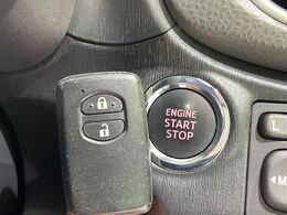 【スマートキー】カバンやポケットに入れたままでもドアの施錠・解錠が可能なスマートキーを装備。エンジンのオン・オフ時もカギを取り出す必要が無いからとっても便利です♪