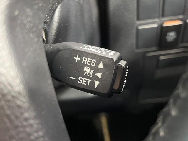 【レーダークルーズコントロール】高速道路での長距離走行が楽に！！自動で速度を保つクルーズコントロールが、衝突軽減システムと連携し、前方の車両を感知して車間を保つように速度調節してくれます！！