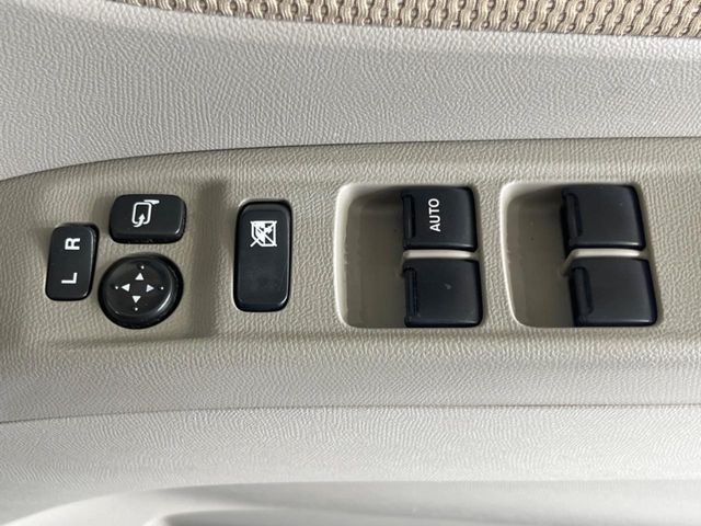 【電動格納ミラー】サイドミラーは電動格納式となっており、狭い駐車場でもキズがつくリスクを抑えられます。