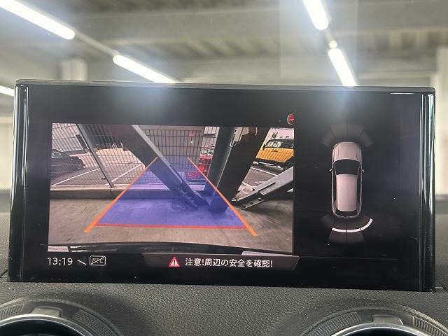 【カラーバックモニター】を装備しております。リアの映像がカラーで映し出されますので日々の駐車も安心安全です。