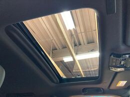 【サンルーフ】開放感たっぷりの希少装備、サンルーフが装着されています！車内に明かりを取り入れたり景色を楽しむ以外にも、車内の空気も簡単に換気できて快適です！
