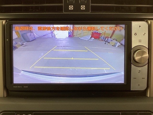 バックをするとき自動でリアの様子が映る『リアカメラ』付き！　画面で確認しながらバックが出来るので駐車の時も安心です。