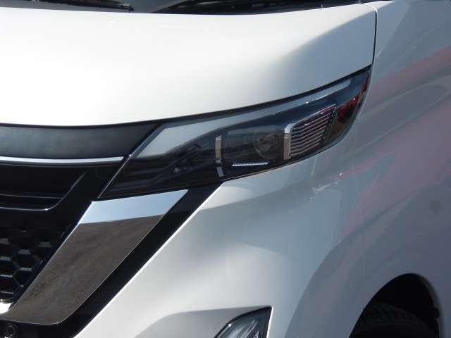 アダプティブLED付き！対向車には眩しくなく歩行者は明るく照らすので安全です。