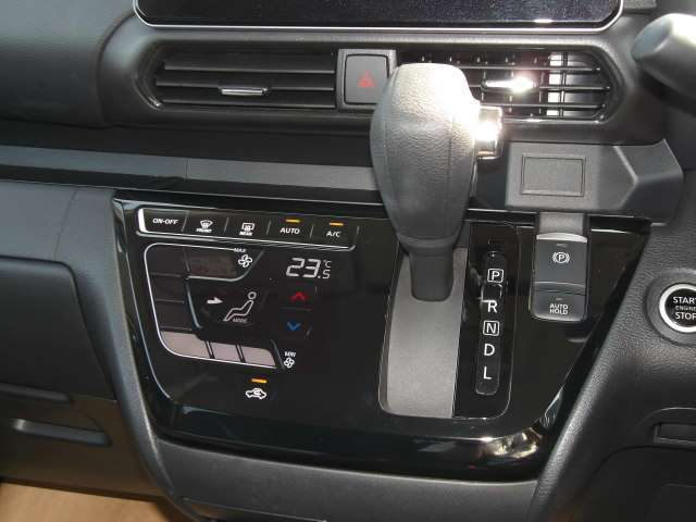 車内全体に快適な風を送り込みます☆オートエアコンなので一年中快適にすごせますタッチパネルで操作ができます。