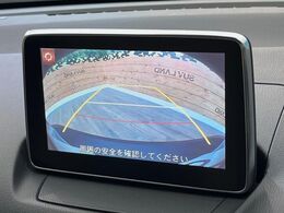 【バックカメラ】駐車時に後方がリアルタイム映像で確認できます。大型商業施設や立体駐車場での駐車時や、夜間のバック時に大活躍！運転スキルに関わらず、今や必須となった装備のひとつです！