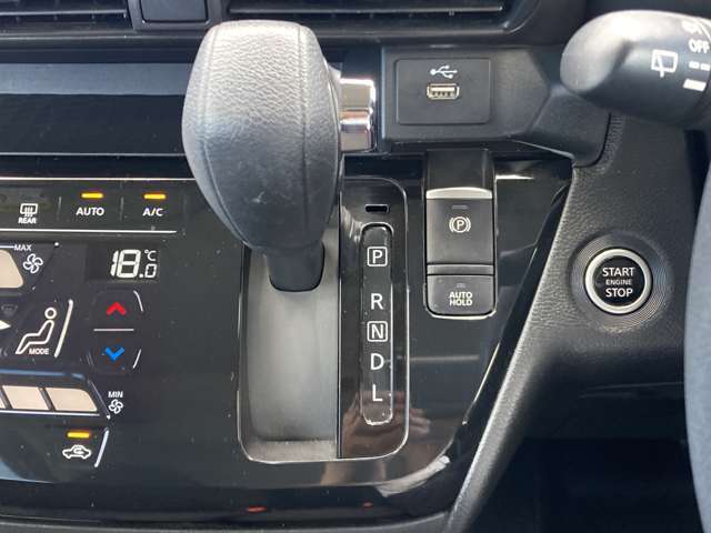 操作性の良いシフトレバーと電動パーキングブレーキ（オートブレーキホールド）付きです。