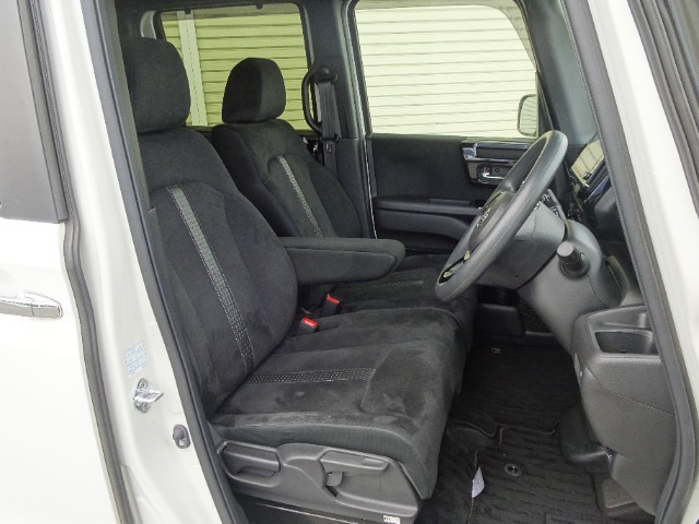 室内クリーニング施工済みの運転席・助手席は状態も良く、ご来店の上是非お確かめください。