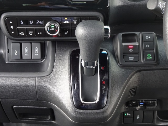 運転席より操作性の良いシフトレバーと、オートエアコンのスイッチ等の画像です。