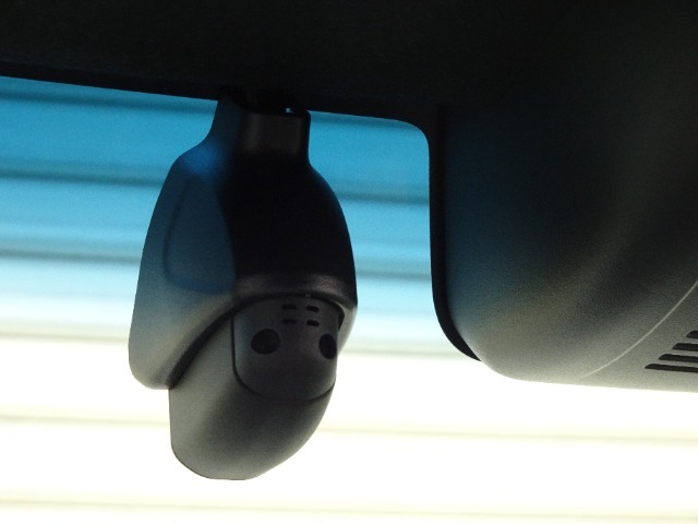 ギャザズ製フロント用ドライブレコーダーが装備されております。純正品につき保証対象の製品となり、ご安心してお使いいただけます。