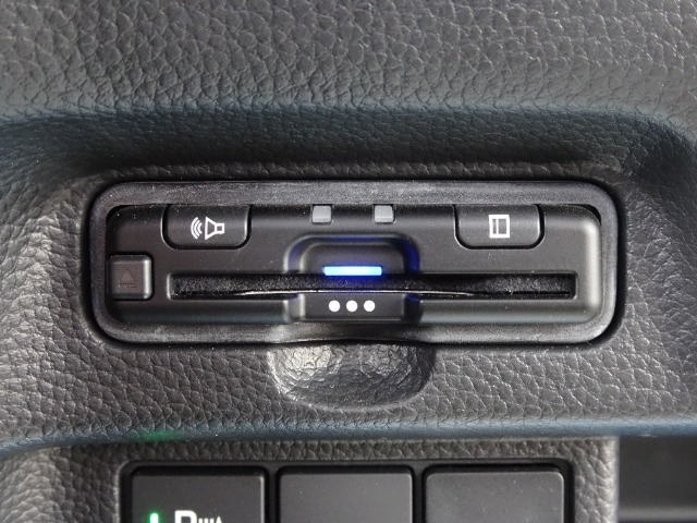 ETC車載器が装備されております。カードを挿入すれば直ぐに使えるようセットアップ(有料)してお渡しします。