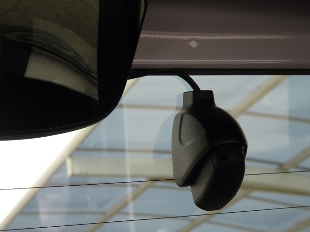 ギャザズ製リア用ドライブレコーダーが装備されております。純正品につき保証対象の製品となり、安心してお使いいただけます。