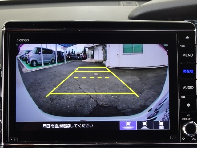 ガイドライン付きバックカメラを装備しているので、慣れない場所での車庫入れも安心です。