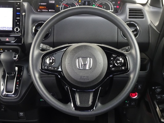 視界の良い運転席、ステアリング周りの画像です。