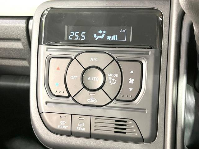 【オートエアコン】一度お好みの温度に設定すれば、車内の温度を検知し風量や温度を自動で調整。暑い…寒い…と何度もスイッチ操作をする必要はありません。快適な車内空間には必須の機能ですね♪