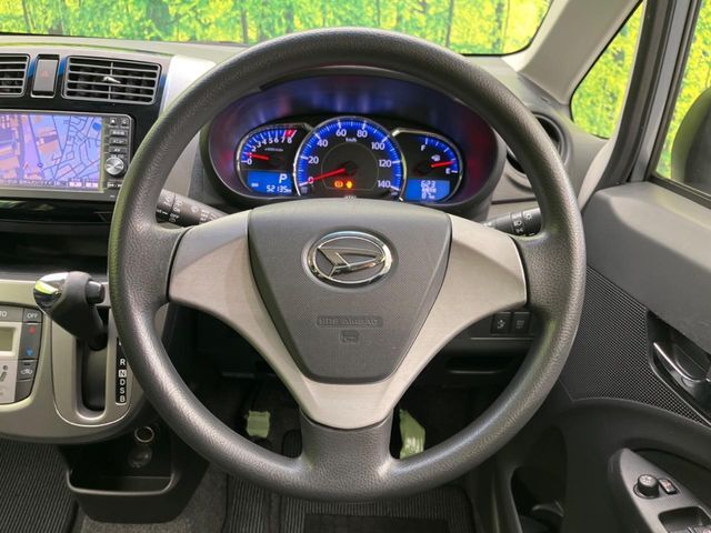 インテリアに合わせたデザインのステアリングは、運転される方のことも考え、運転しやすい形状、大きさです。是非一度、実際に触ってお確かめください。