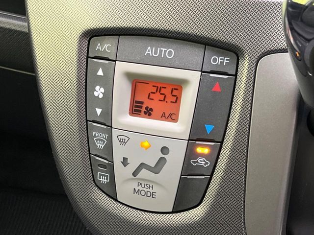 【オートエアコン】一度お好みの温度に設定すれば、車内の温度を検知し風量や温度を自動で調整。暑い…寒い…と何度もスイッチ操作をする必要はありません。快適な車内空間には必須の機能ですね♪