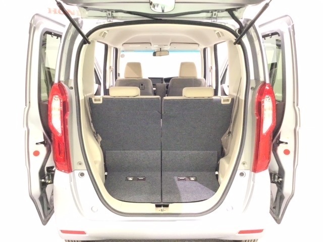 開口部も広く荷物の積み下ろしもしやすいお車となっております。シートは5：5の割合で背もたれを可倒でき、前後のシートスライドもできるので荷室をひろげることができます。