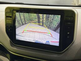 【バックカメラ】駐車時に後方がリアルタイム映像で確認できます。大型商業施設や立体駐車場での駐車時や、夜間のバック時に大活躍！運転スキルに関わらず、今や必須となった装備のひとつです！