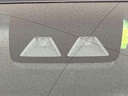 【スマートアシスト】走行中に前方の車両等を認識し、衝突しそうな時は警報とブレーキで衝突回避と被害軽減をアシスト。より安全にドライブをお楽しみいただけます。