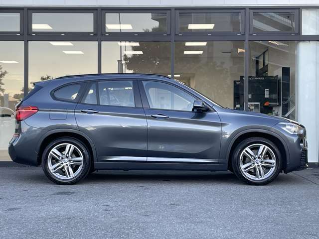 また、BMW正規認定中古車は、エマージェンシーサービスが自動付帯。24時間365日、皆様のカーライフをサポート致します。確かな安心のうえで、「駆けぬける歓び」をご堪能ください。