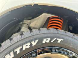 【1インチUPサスペンションを装着済み】一般的なUPサスと純正サスの中間位の固さにサッティング！街乗りからOFFROADまでしっかり対応したサスペンションです！