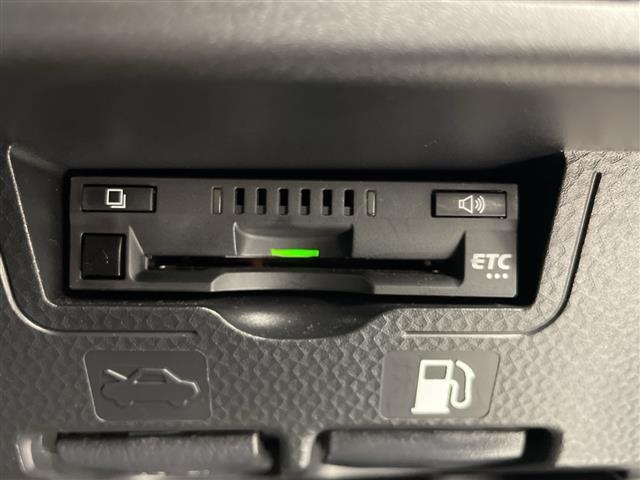 【ETC】有料道路を利用する際に料金所で停止することなく通過できる、ETC車載器（ノンストップ自動料金収受システム機器）が装備されています。セットアップを行うことで利用可能になります。