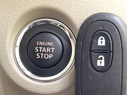 【キーレススタートシステム】カバンやポケットに入れたままでもドアの施錠・解錠が可能なスマートキーを装備。エンジンのオン・オフ時もカギを取り出す必要が無いからとっても便利です♪