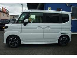 両側電動スライドドアです。LEDサイドターンランプ付ドアミラー(リモート格納)です。