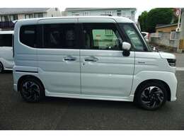 両側電動スライドドアです。LEDサイドターンランプ付ドアミラー(リモート格納)です。