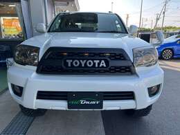 新品社外グリルとヘッドライトプロテクションフィルム施工をしているため、現代の車にように感じさせます！