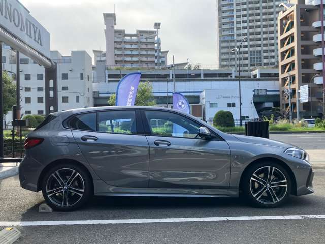 【BMWの伝統-3】BMWのお車は、“駆け抜ける歓び”を体現しております。走行の安定性とコーナリングの良さを追求し、思い通りにハンドルの操作可能です。